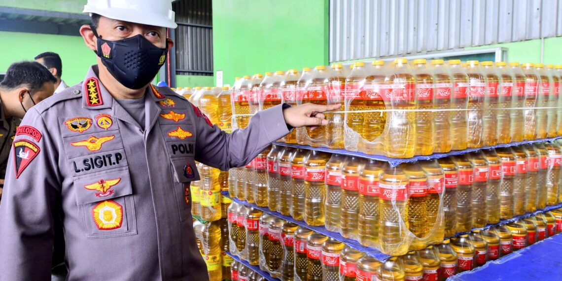 Kapolri Pastikan Awasi Alur Distribusi dan Harga Minyak Goreng di Pasar