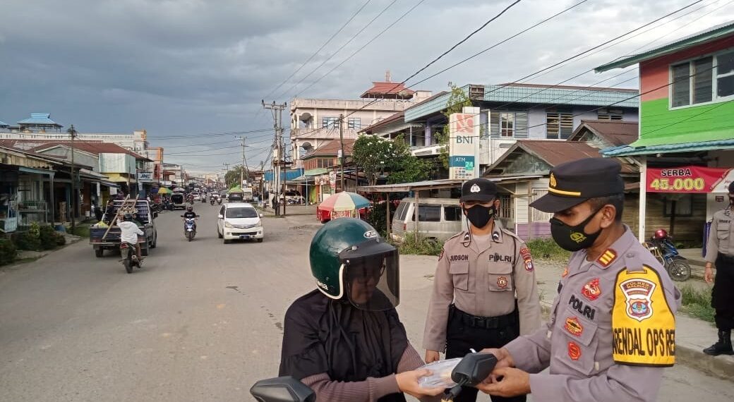 Gelar Operasi Aman Nusa II Kayan 2022, Polres Malinau Bagikan Ratusan Takjil Disejumlah Titik