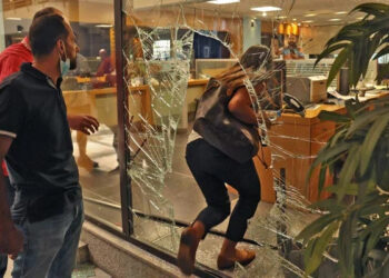 Seorang Perempuan Lebanon Rampok Bank dengan Pistol Mainan, Jadi Pahlawan Rakyat