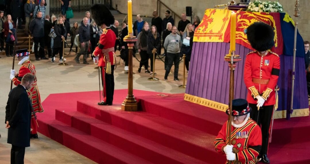 David Beckham Rela Antre 13 Jam Demi Memberi Penghormatan Terakhir untuk Ratu Elizabeth II