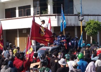 Demo Mahasiswa dan Aliansi Nelayan Menuntut Harga Udang