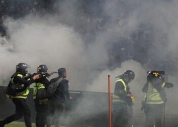 Kericuhan di Stadion Kanjuruhan, Malang (Foto: Antara)