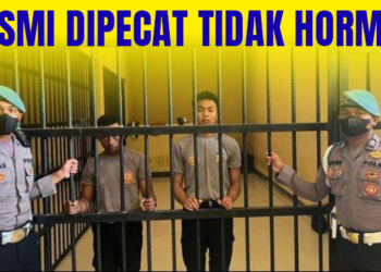 DUA POLISI PENJILAT KUE HUT TNI DIPECAT TIDAK HORMAT