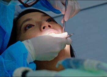 Dokter gigi tangani pasien. (Foto: Ilustrasi)