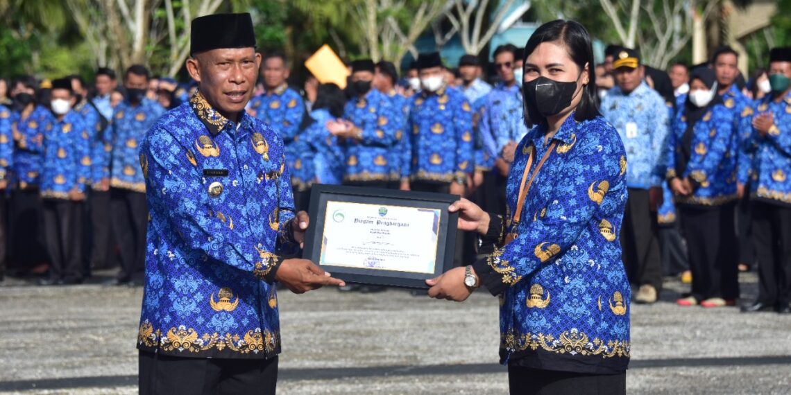 Bupati Beri Penghargaan ke Desa Long Telenjau