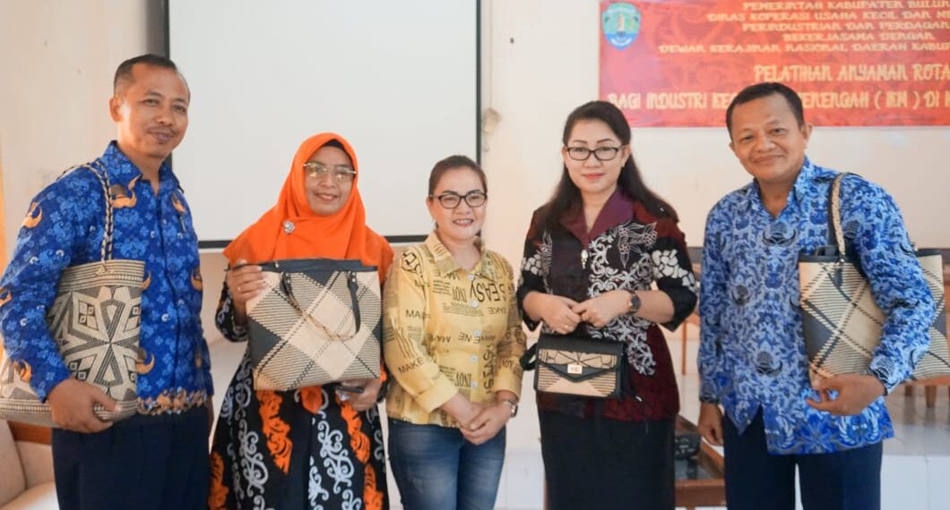 Bupati Beri Penghargaan ke Desa Long Telenjau