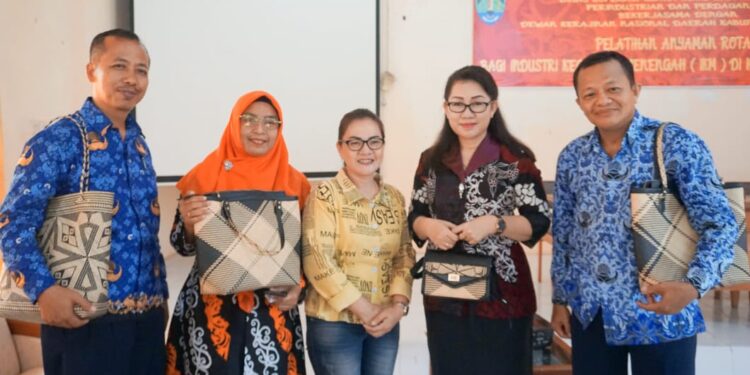 Bupati Beri Penghargaan ke Desa Long Telenjau