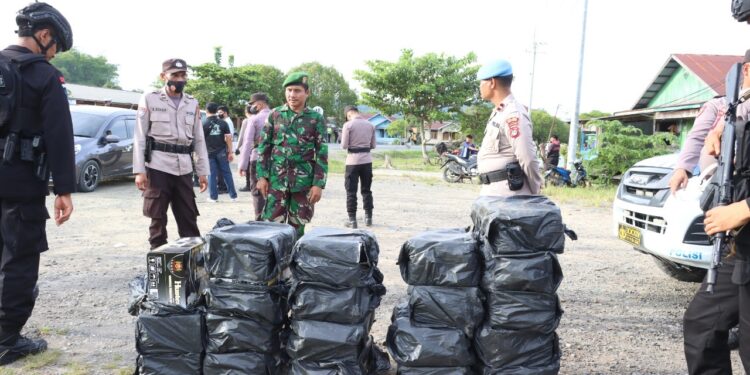 Operasi Gabungan Jelang Nataru, Petugas cegat 20 Dus Miras dijalan Trans Kalimantan