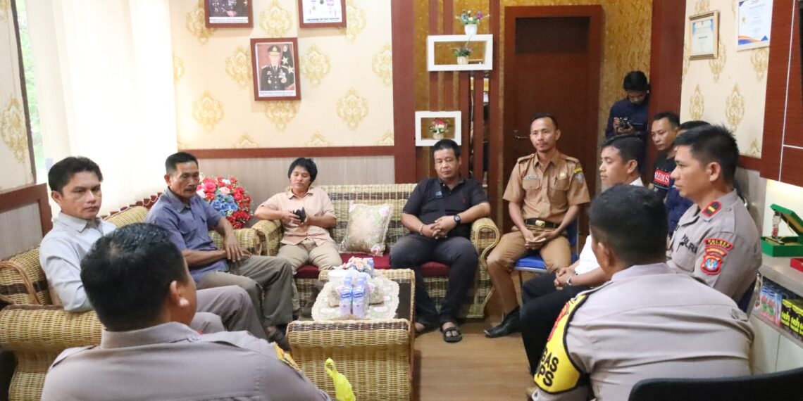 Serahkan barang bukti Pakaian Korban, keluarga juga membuat laporan Polisi
