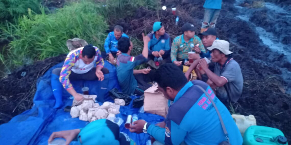 Atasi kebocoran pipa 560 milimeter, tim Perumda Tirta alam Tarakan lakukan perbaikan disaat menjalankan ibadah puasa