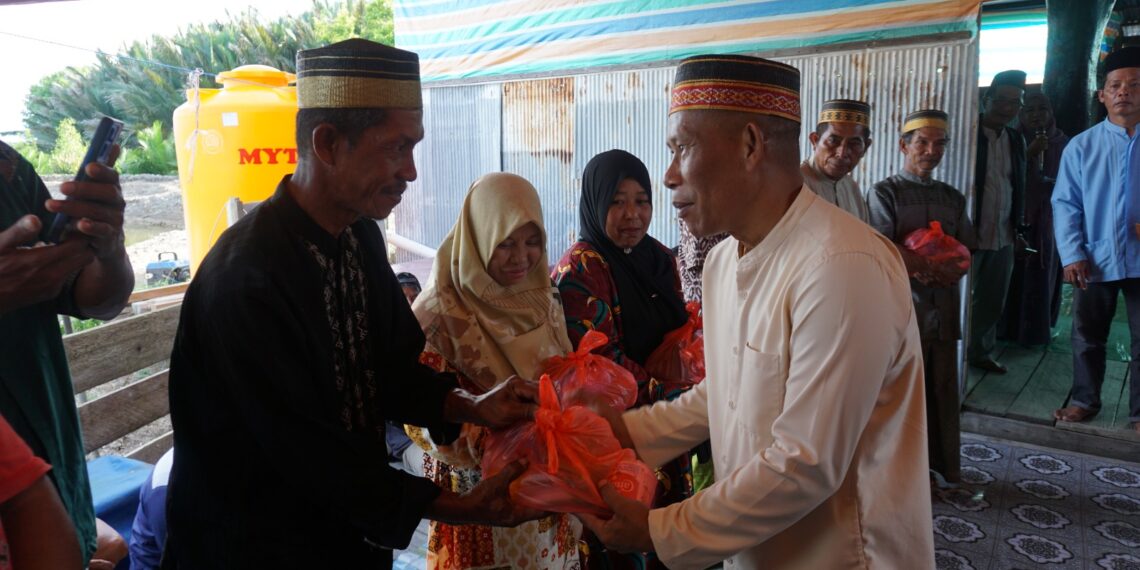 Bupati Salurkan Bantuan dan Hibah di Kampung Tias