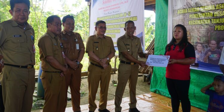 Bupati dan Wakil Bupati Bulungan Salurkan Dana Hibah di Km 57