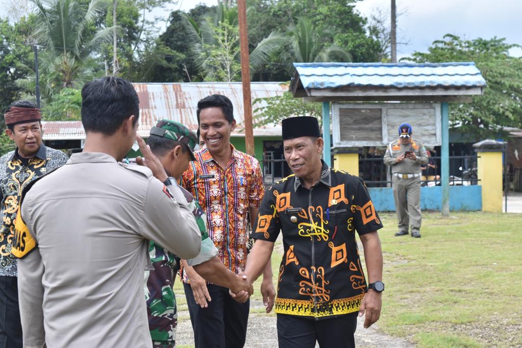 Bupati Bulungan, Syarwani, S.Pd, M.Si terjun langsung salurkan bantuan langsung tunai (BLT)