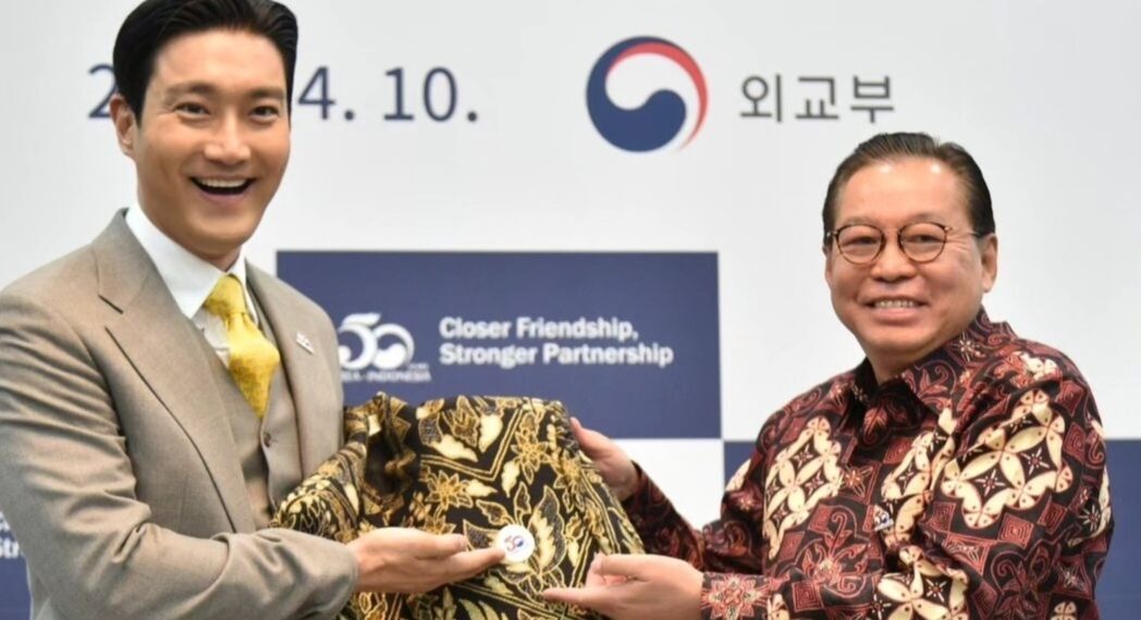Keren!! Siwon Super Junior Kenakan Batik Karya Anne Avantie Saat Konser Super Show 9 Di Seoul