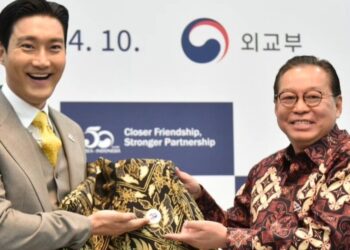 Keren!! Siwon Super Junior Kenakan Batik Karya Anne Avantie Saat Konser Super Show 9 Di Seoul