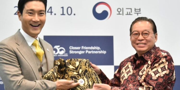 Keren!! Siwon Super Junior Kenakan Batik Karya Anne Avantie Saat Konser Super Show 9 Di Seoul