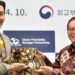 Keren!! Siwon Super Junior Kenakan Batik Karya Anne Avantie Saat Konser Super Show 9 Di Seoul