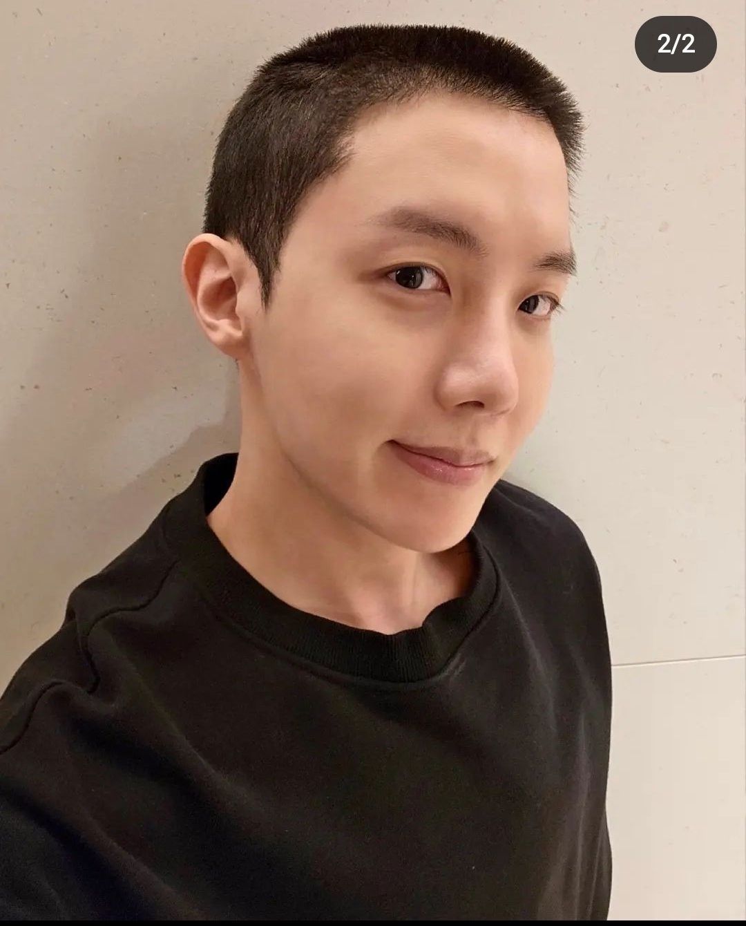 Potret Kepala Plontos J-Hope (Foto : Instagram @uarmyhope)