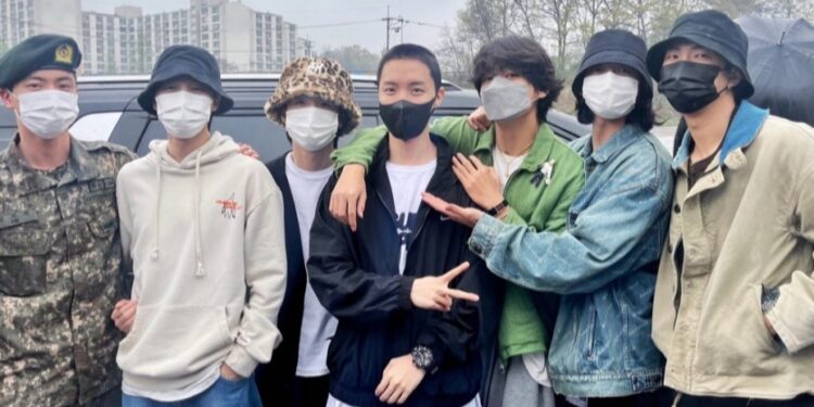 6 Member BTS Antar J-Hope Saat Wamil
