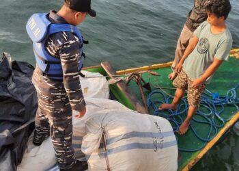 Upaya Penyeludupan 64 Karung Ballpres oleh KM Lumba-lumba berhasil digagalkan Lantamal XIII