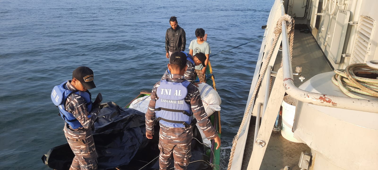 Lantamal XIII Tarakan di bawah Koarmada II  berhasil gagalkan penyelundupan barang ilegal di laut sebanyak 664 karung Ballpress