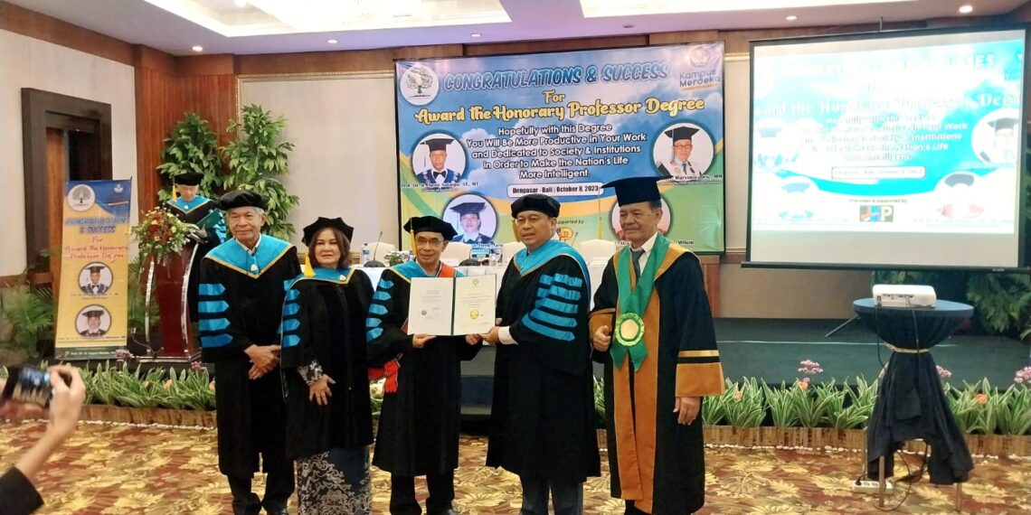 Profesor Alex Chandra Dikukuhkan Sebagai Profesor The Honorary Degree of Law oleh Bodhisastra University