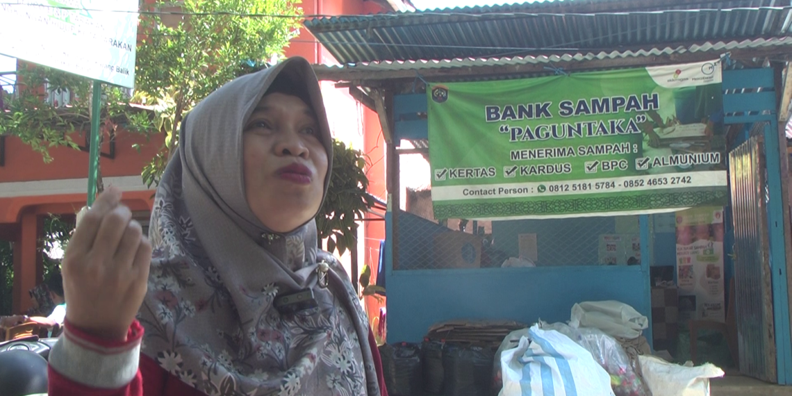 Bank Sampah Paguntaka Edukasi Pelajar Dengan “Emaskan Sampah”