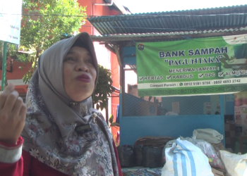 Bank Sampah Paguntaka Edukasi Pelajar Dengan “Emaskan Sampah”