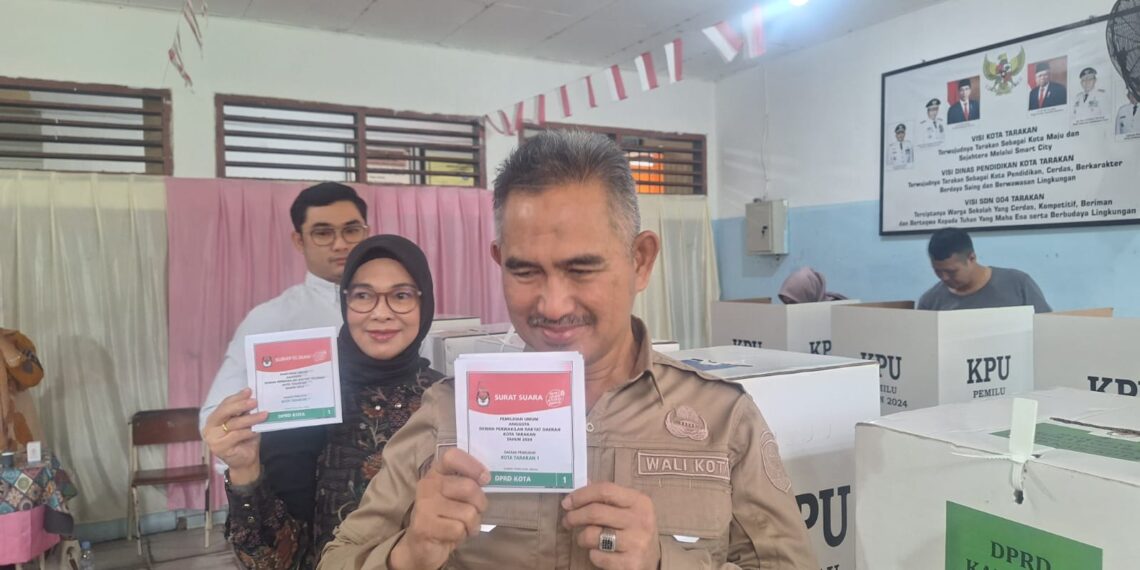 Datang Bersama Keluarga, Walikota Tarakan Khairul Coblos di TPS 016 Kelurahan Sebengkok