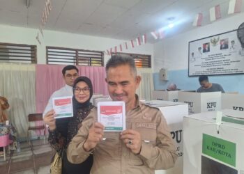 Datang Bersama Keluarga, Walikota Tarakan Khairul Coblos di TPS 016 Kelurahan Sebengkok