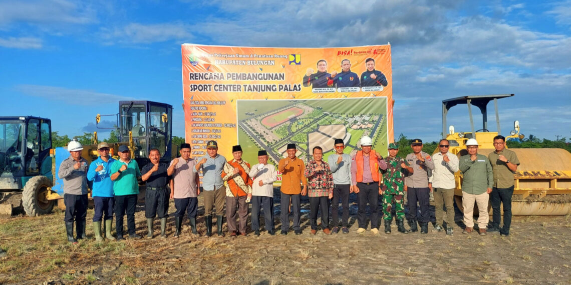 Bupati Bulungan Meletakkan Batu Pertama untuk Stadion Mini di Tanjung Palas