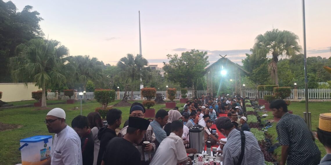 Bantuan Beras Bagi Petugas Kebersihan Warnai Suasana Buka Puasa Bersama PJ Walikota