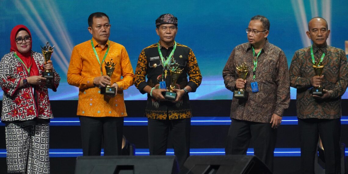 Dinilai Transformatif Tangani Pendidikan Kaltara Gubernur Zainal Raih Penghargaan Kemendikbudristek RI