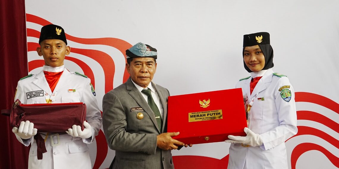 Gubernur Zainal Bawa Duplikat Bendera Pusaka Ke Kaltara