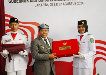 Gubernur Zainal Bawa Duplikat Bendera Pusaka Ke Kaltara