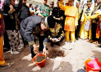 Peletakan Batu Pertama: Gubernur Zainal Berharap Revitalisasi Kesultanan Bulungan Jadi Ikon Kebanggaan Masyarakat Kaltara