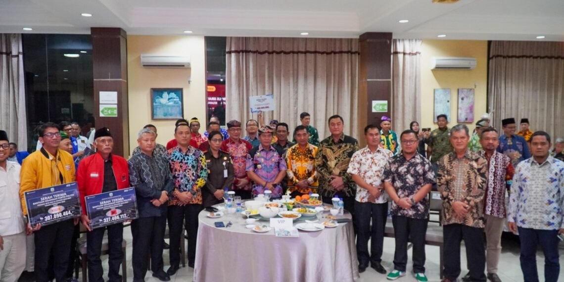 Gubernur Zainal Serahkan Bantuan Keuangan Pada Parpol Dan Ormas Di Kaltara