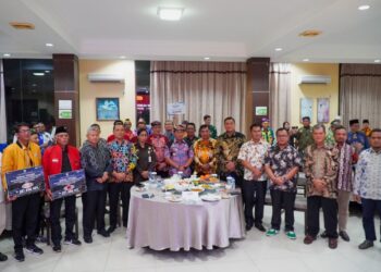 Gubernur Zainal Serahkan Bantuan Keuangan Pada Parpol Dan Ormas Di Kaltara