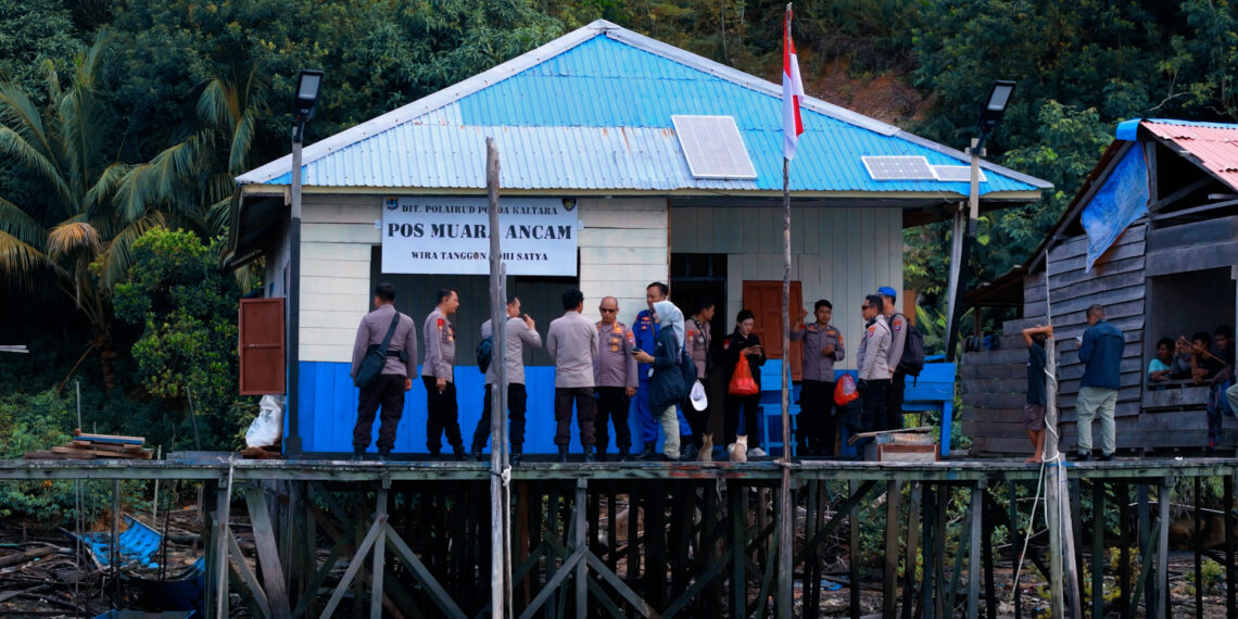 Tak Hanya Sebatas Pengawasan, Pos Ditpolairud Polda Kaltara Ubah Desa Muara Ancam Jadi Lebih Terang Di Malam Hari