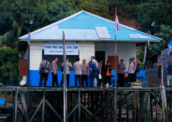 Tak Hanya Sebatas Pengawasan, Pos Ditpolairud Polda Kaltara Ubah Desa Muara Ancam Jadi Lebih Terang Di Malam Hari