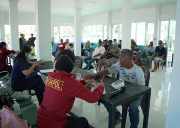Perdana ! Warga Bunyu Sambut Hangat Pengobatan Gratis Dan Perpustakaan Terapung Polairud Polda Kaltara