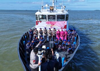 Peringati HUT Ke-74, Polairud Polda Kaltara Pupuk Semangat Kebangsaan Lewat Tabur Bunga Diperairan Kaltara