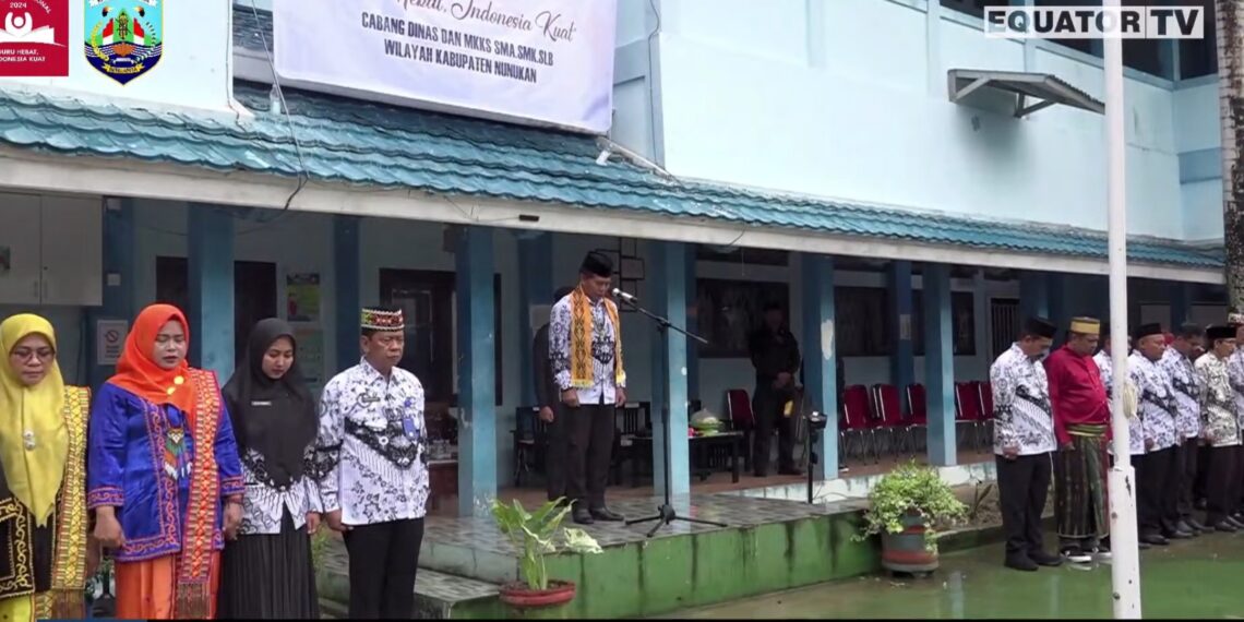 Hujan Tak Halangi Semangat Gubernur Zainal Hadiri Peringatan Hari Guru Nasional Se-Kaltara Di Nunukan