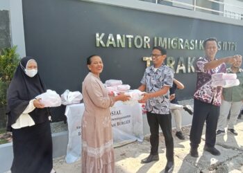 Jumat Berkah, Kantor Imigrasi Tarakan Gelar Bakti Sosial Bagikan Makanan Bergizi Pada Warga Sekitar