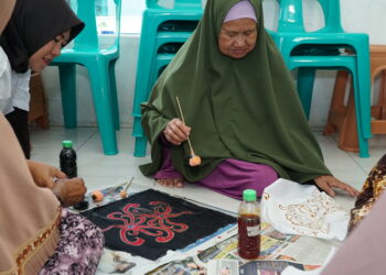 Lansia Berkarya, Budaya Terjaga! AYS Indonesia Gelar Kegiatan Membatik Untuk Lansia Di Tarakan
