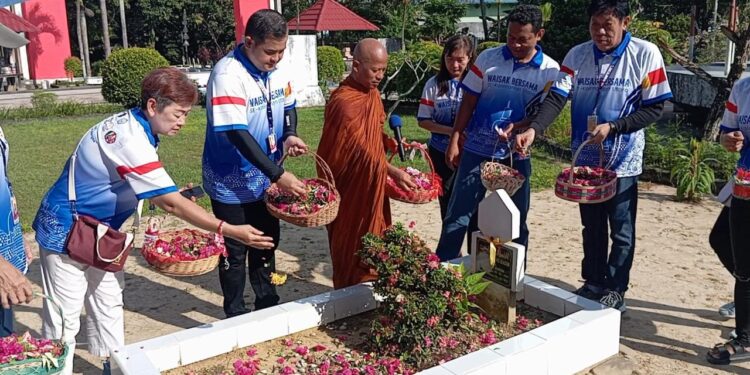 Ziarah Makam Pahlawan, Warnai Perayaan Hari Tri Suci Waisak 2569 BE/2025  Di Tarakan