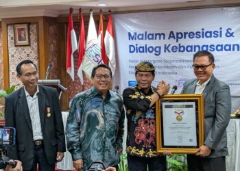 Gubernur Kaltara Terima Penghargaan Sahabat Pers Indonesia 2025
