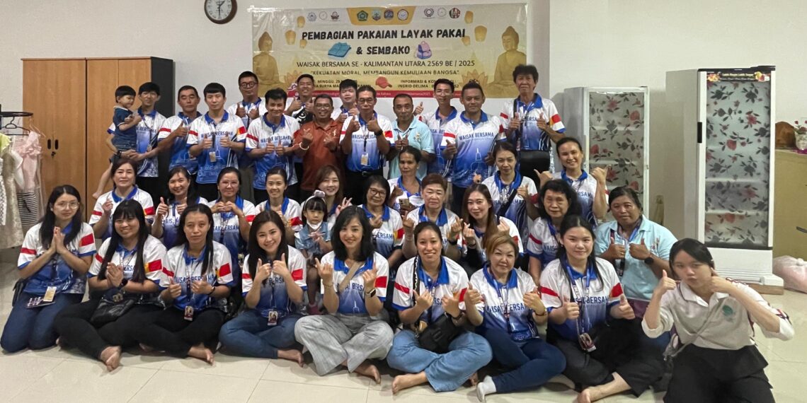 Peringatan Waisak Bersama Se-Kaltara, Bagikan Bantuan Ratusan Pakaian Layak Pakai Dan Sembako Di Tarakan
