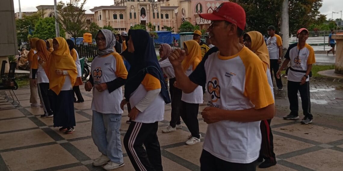 Meski Gerimis, Tak Surutkan Semangat Pensiunan KMI Tarakan Untuk Olah Raga Bersama