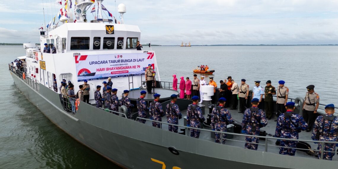 Tabur Bunga di Perairan, Polairud Polda Kaltara Peringati Hari Bhayangkara ke-79